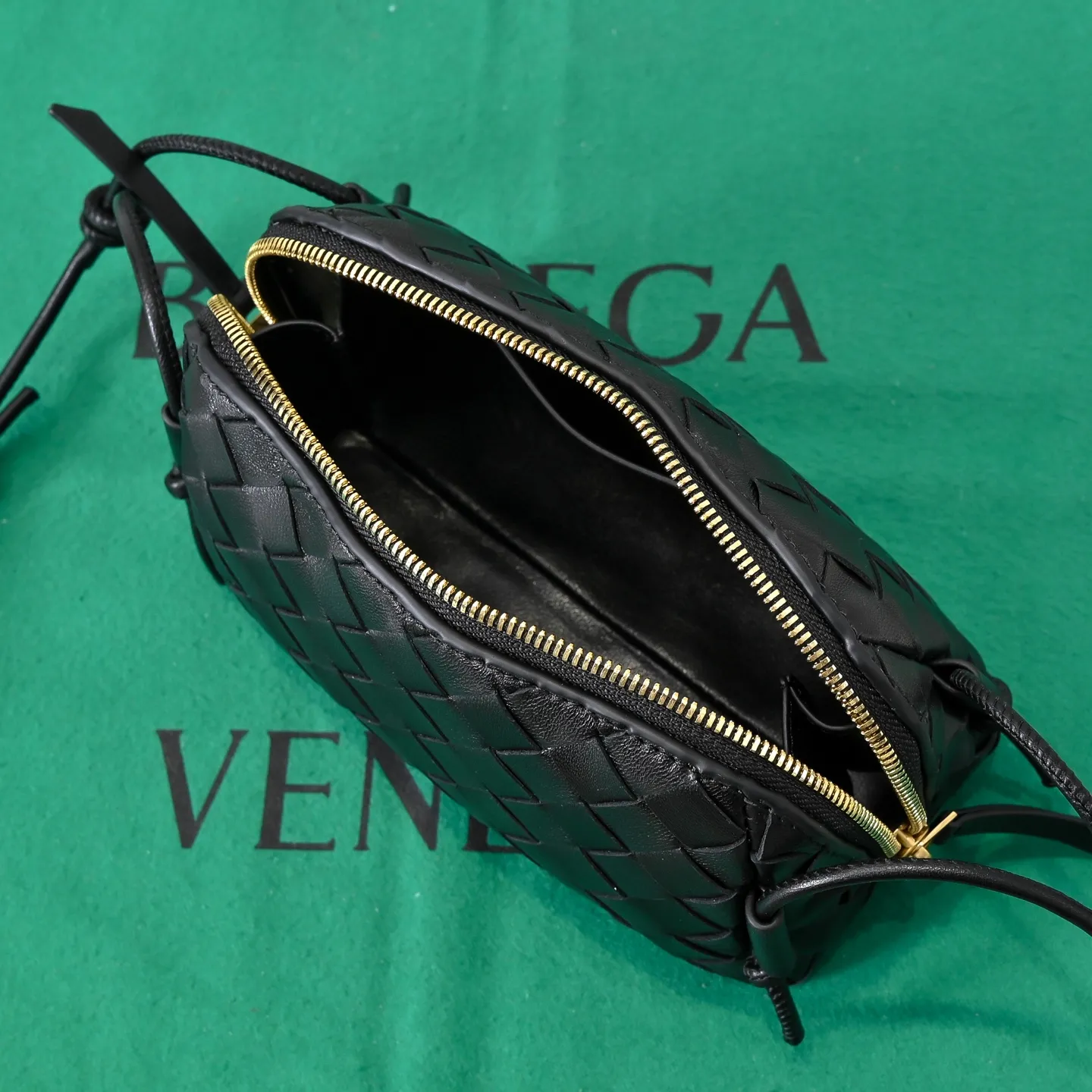 Batch 1260 #Bv The new Concert pouch is the most beautiful and practical mini bag I have ever seen 🎈 The bag body adopts the classic lntrecciato weaving process✅ It is equipped with a leather double-headed zipper, the opening is wide, easy to take and put, the shoulder strap knot can be slid to adjust the length freely, that is, 🉑️crossbody/underarm, and can be used as a clutch bag. Small body, large capacity, so practical! The key is that it is extremely versatile! Come and buy this small, exquisite, beautiful and versatile bag 👍 Model: 4258 Size: 18.5*11.5*8.5